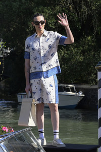 Ankunft von Michele Bravi am Hotel Excelsior, Internationale Filmfestspiele von Venedig 2023