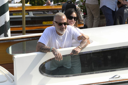 Ankunft von Gianluca Vacchi und Sharon Fonseca am Hotel Excelsior, Internationale Filmfestspiele von Venedig 2023