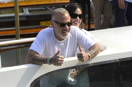 Ankunft von Gianluca Vacchi und Sharon Fonseca am Hotel Excelsior, Internationale Filmfestspiele von Venedig 2023