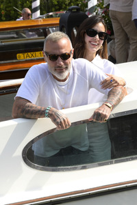 Ankunft von Gianluca Vacchi und Sharon Fonseca am Hotel Excelsior, Internationale Filmfestspiele von Venedig 2023