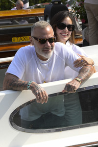 Ankunft von Gianluca Vacchi und Sharon Fonseca am Hotel Excelsior, Internationale Filmfestspiele von Venedig 2023