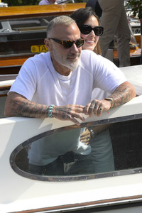 Ankunft von Gianluca Vacchi und Sharon Fonseca am Hotel Excelsior, Internationale Filmfestspiele von Venedig 2023