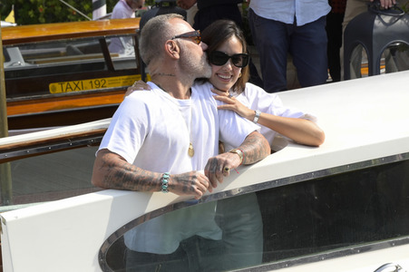 Ankunft von Gianluca Vacchi und Sharon Fonseca am Hotel Excelsior, Internationale Filmfestspiele von Venedig 2023