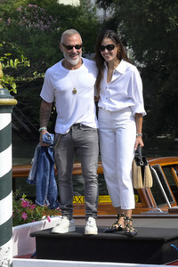 Ankunft von Gianluca Vacchi und Sharon Fonseca am Hotel Excelsior, Internationale Filmfestspiele von Venedig 2023