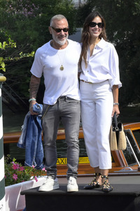 Ankunft von Gianluca Vacchi und Sharon Fonseca am Hotel Excelsior, Internationale Filmfestspiele von Venedig 2023
