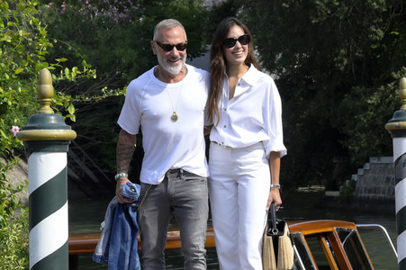 Ankunft von Gianluca Vacchi und Sharon Fonseca am Hotel Excelsior, Internationale Filmfestspiele von Venedig 2023