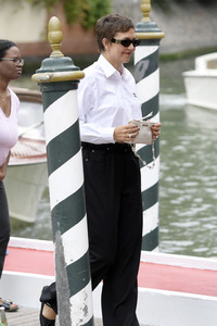 Ankunft von Maggie Gyllenhaal am Hotel Excelsior, Internationale Filmfestspiele von Venedig 2023
