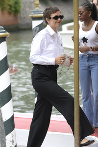 Ankunft von Maggie Gyllenhaal am Hotel Excelsior, Internationale Filmfestspiele von Venedig 2023