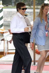 Ankunft von Maggie Gyllenhaal am Hotel Excelsior, Internationale Filmfestspiele von Venedig 2023