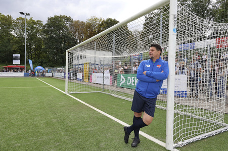 Benefiz-Fußballspiel 'Kicken mit Herz' 2023 in Hamburg