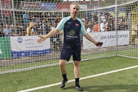 Benefiz-Fußballspiel 'Kicken mit Herz' 2023 in Hamburg