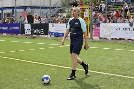 Benefiz-Fußballspiel 'Kicken mit Herz' 2023 in Hamburg
