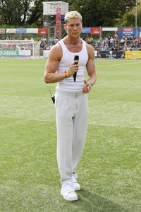 Benefiz-Fußballspiel 'Kicken mit Herz' 2023 in Hamburg