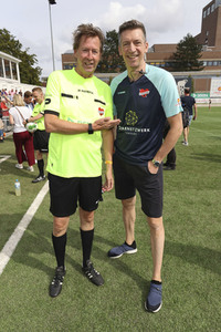 Benefiz-Fußballspiel 'Kicken mit Herz' 2023 in Hamburg