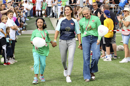 Benefiz-Fußballspiel 'Kicken mit Herz' 2023 in Hamburg