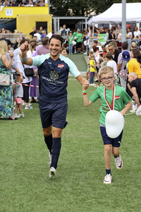 Benefiz-Fußballspiel 'Kicken mit Herz' 2023 in Hamburg