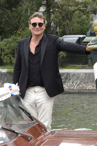 Abfahrt von Oliver Masucci am Hotel Excelsior, Internationale Filmfestspiele von Venedig 2023