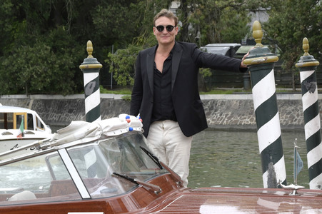 Abfahrt von Oliver Masucci am Hotel Excelsior, Internationale Filmfestspiele von Venedig 2023