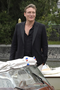 Abfahrt von Oliver Masucci am Hotel Excelsior, Internationale Filmfestspiele von Venedig 2023