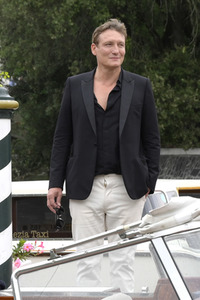Abfahrt von Oliver Masucci am Hotel Excelsior, Internationale Filmfestspiele von Venedig 2023