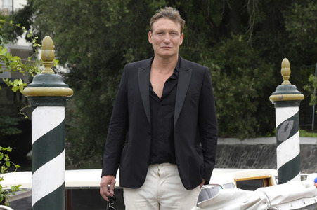 Abfahrt von Oliver Masucci am Hotel Excelsior, Internationale Filmfestspiele von Venedig 2023