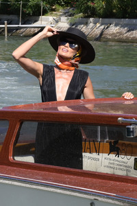 Ankunft von Nieves Álvarez am Hotel Excelsior, Internationale Filmfestspiele von Venedig 2023