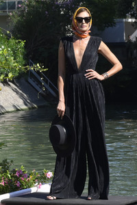 Ankunft von Nieves Álvarez am Hotel Excelsior, Internationale Filmfestspiele von Venedig 2023