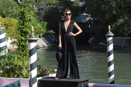 Ankunft von Nieves Álvarez am Hotel Excelsior, Internationale Filmfestspiele von Venedig 2023