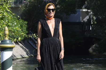 Ankunft von Nieves Álvarez am Hotel Excelsior, Internationale Filmfestspiele von Venedig 2023