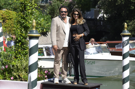 Ankunft von Enrico Brignano und Flora Canto am Hotel Excelsior, Internationale Filmfestspiele von Venedig 2023