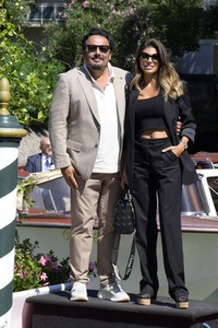 Ankunft von Enrico Brignano und Flora Canto am Hotel Excelsior, Internationale Filmfestspiele von Venedig 2023