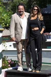 Ankunft von Enrico Brignano und Flora Canto am Hotel Excelsior, Internationale Filmfestspiele von Venedig 2023