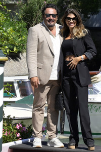 Ankunft von Enrico Brignano und Flora Canto am Hotel Excelsior, Internationale Filmfestspiele von Venedig 2023