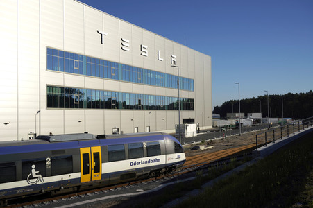 Start des eigenen Bahnshuttle zur Tesla Gigafactory 4 in Grünheide