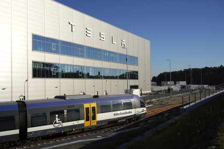 Start des eigenen Bahnshuttle zur Tesla Gigafactory 4 in Grünheide