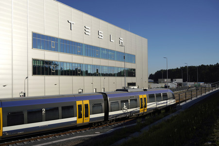 Start des eigenen Bahnshuttle zur Tesla Gigafactory 4 in Grünheide