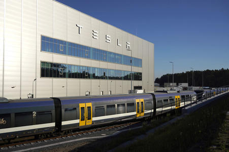 Start des eigenen Bahnshuttle zur Tesla Gigafactory 4 in Grünheide