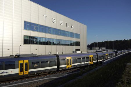 Start des eigenen Bahnshuttle zur Tesla Gigafactory 4 in Grünheide