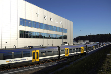 Start des eigenen Bahnshuttle zur Tesla Gigafactory 4 in Grünheide