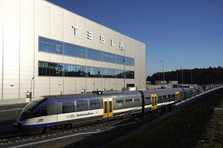Start des eigenen Bahnshuttle zur Tesla Gigafactory 4 in Grünheide