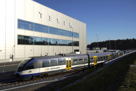 Start des eigenen Bahnshuttle zur Tesla Gigafactory 4 in Grünheide