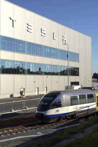 Start des eigenen Bahnshuttle zur Tesla Gigafactory 4 in Grünheide