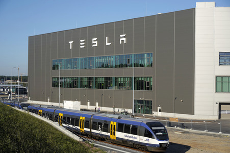 Start des eigenen Bahnshuttle zur Tesla Gigafactory 4 in Grünheide