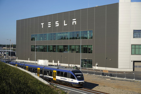 Start des eigenen Bahnshuttle zur Tesla Gigafactory 4 in Grünheide