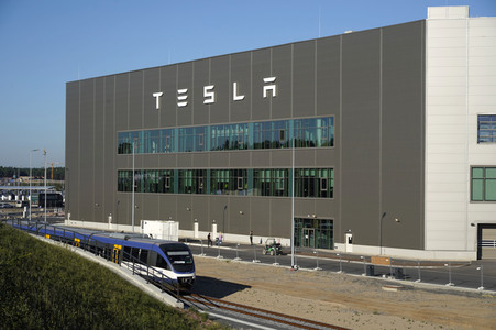 Start des eigenen Bahnshuttle zur Tesla Gigafactory 4 in Grünheide