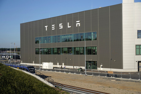 Start des eigenen Bahnshuttle zur Tesla Gigafactory 4 in Grünheide