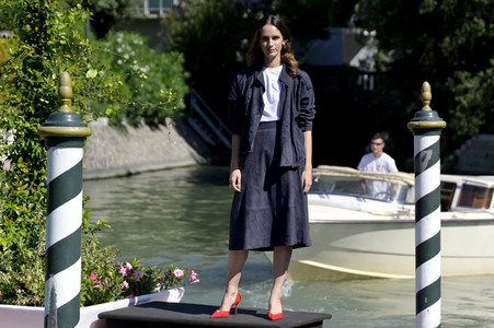 Ankunft von Valentina Bellè am Hotel Excelsior, Internationale Filmfestspiele von Venedig 2023