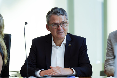 Podiumsdiskussion 'Bring Back Kids to Ukraine: Die Entführung ukrainischer Kinder' in Berlin