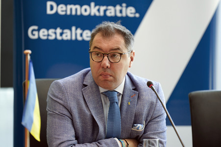 Podiumsdiskussion 'Bring Back Kids to Ukraine: Die Entführung ukrainischer Kinder' in Berlin