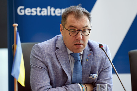 Podiumsdiskussion 'Bring Back Kids to Ukraine: Die Entführung ukrainischer Kinder' in Berlin